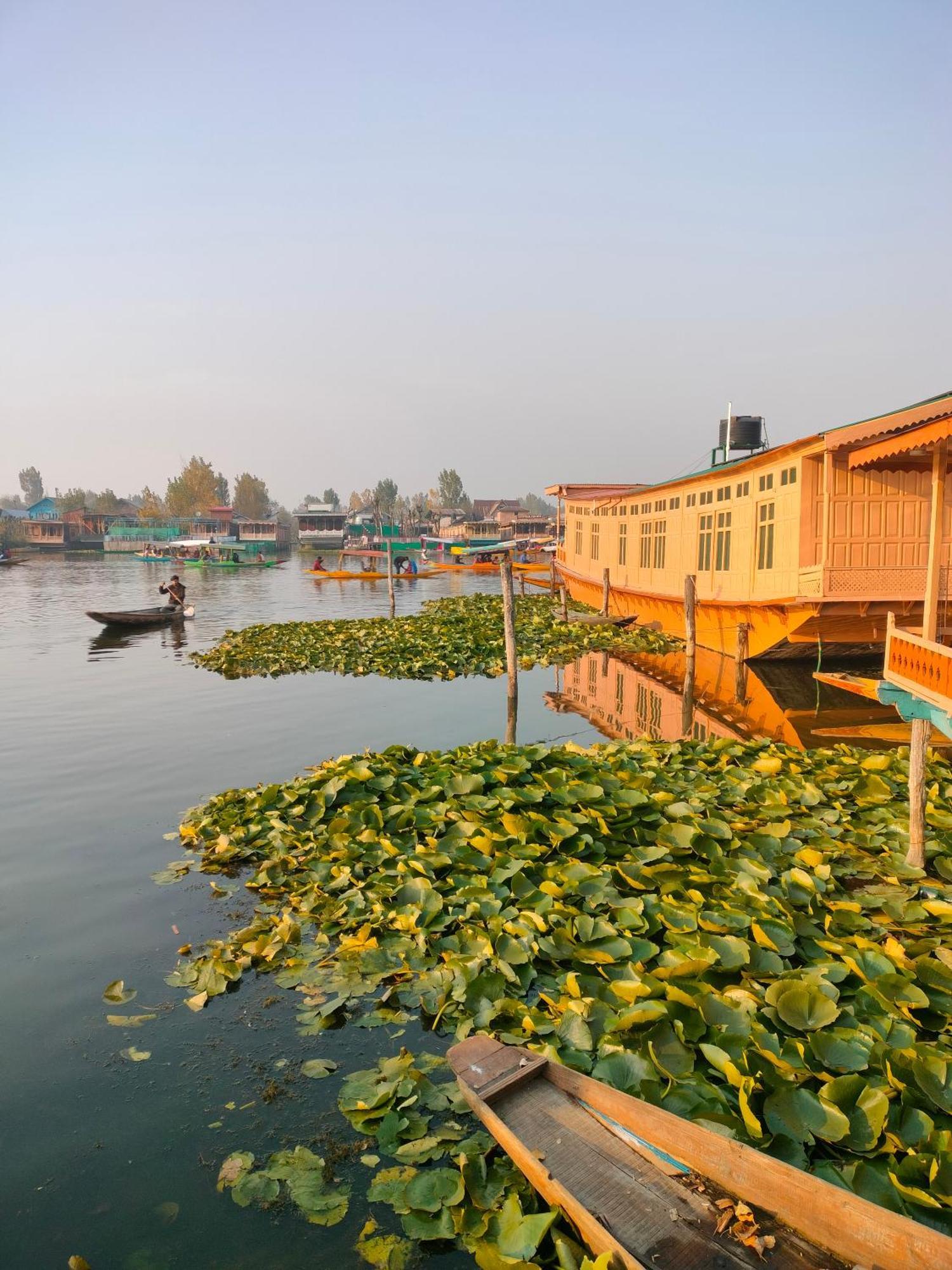 فندق Lalarukh Group Of Houseboats Srīnagar المظهر الخارجي الصورة