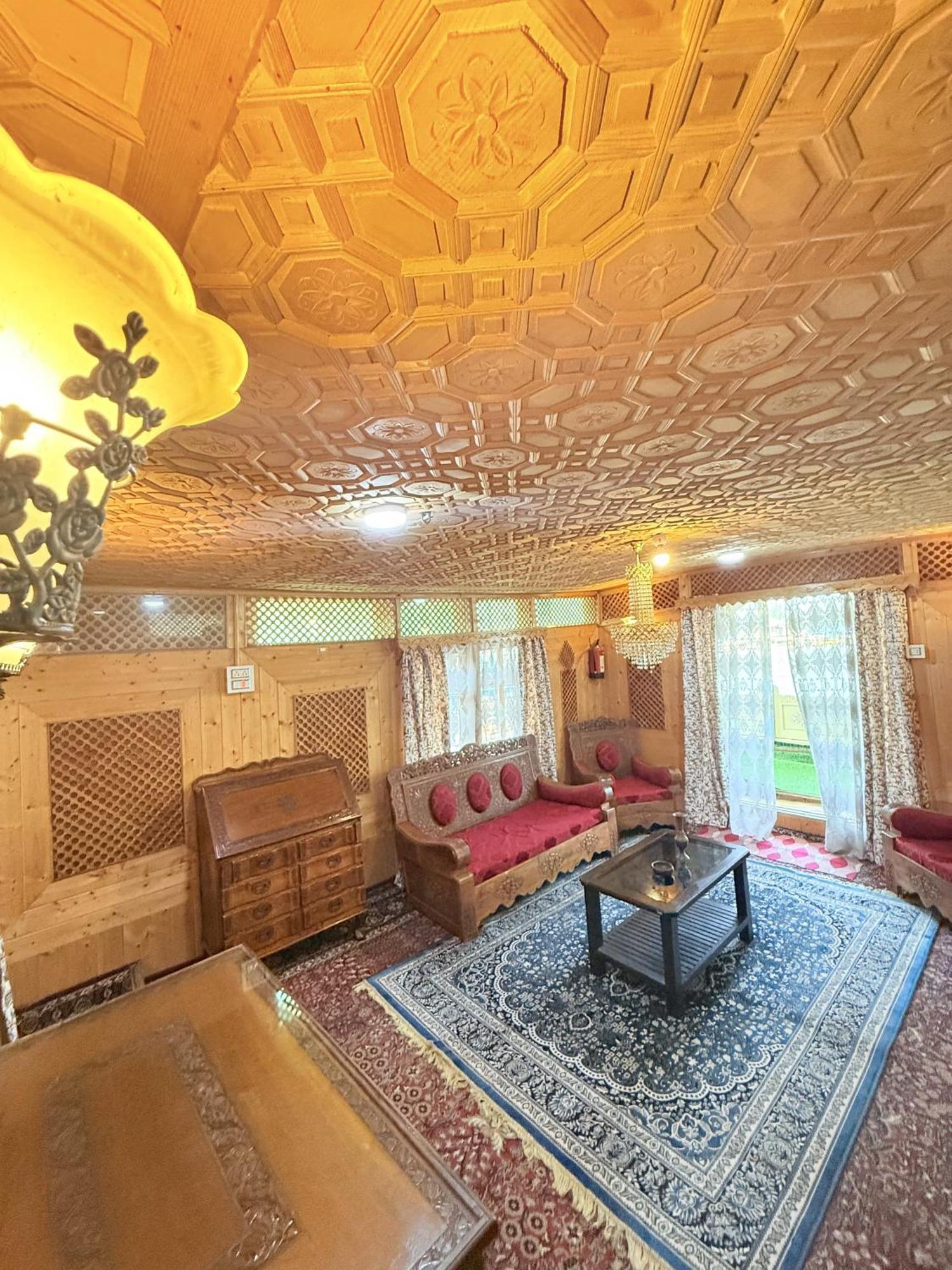 فندق Lalarukh Group Of Houseboats Srīnagar المظهر الخارجي الصورة